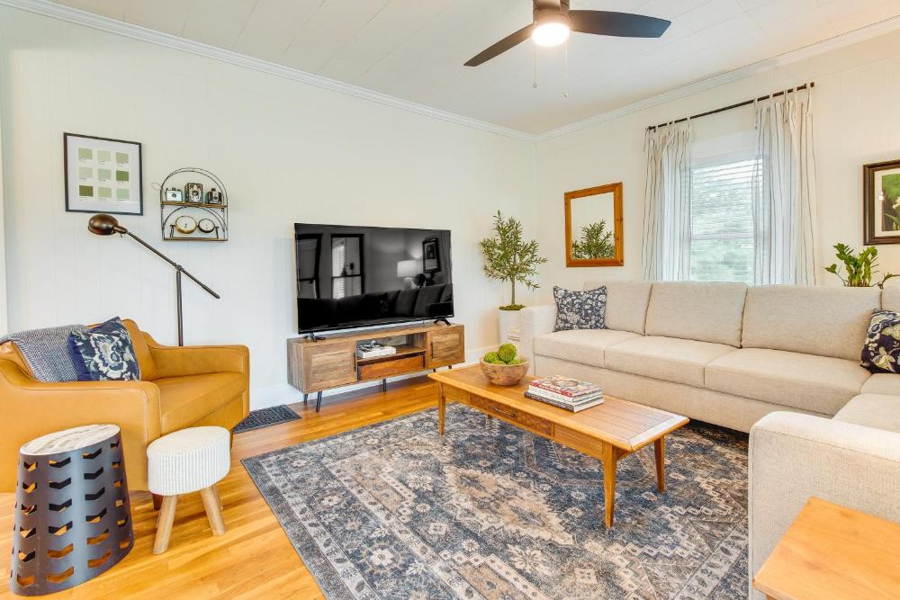 Country Home Near EIU and Lake Charleston!